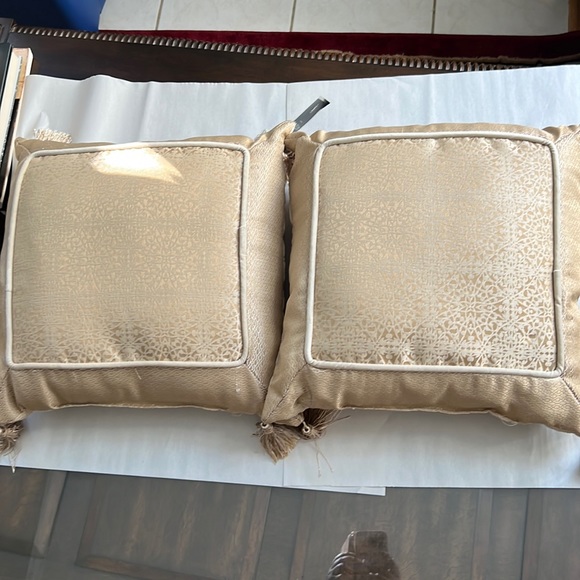 Bundle Of Waterford Ruffino Collection Trim-Tasseled Reversible Jacquard Pillows - Picture 4 of 13